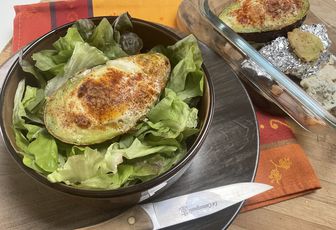 Oeuf cocotte dans son nid d’avocat au paprika