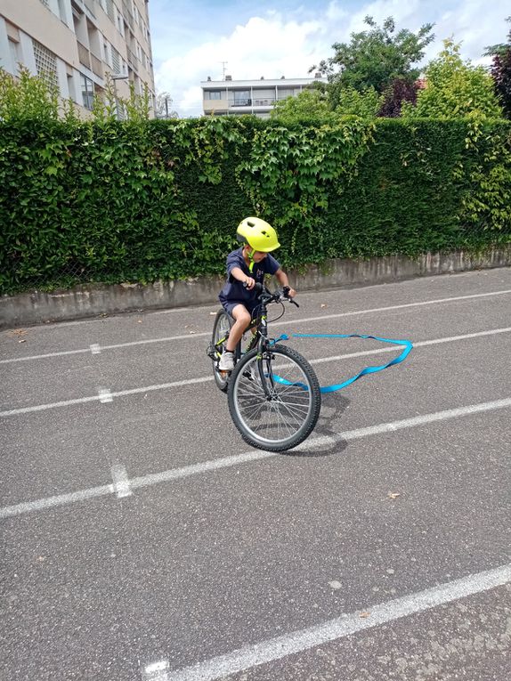 Quelques photos de nos entraînements vélos au stade avant nos exploits sur le bord du canal !