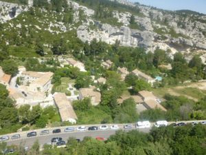 Les Baux de Provence, sommet, vue sur le paysage sud, le moulin, l'approche, Cl. Elisabeth Poulain