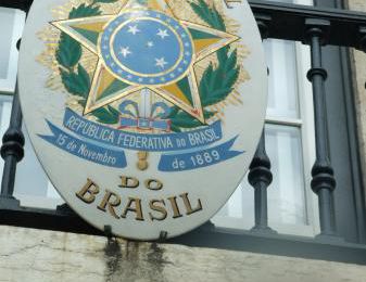 As 7 horas da manha junto a embaixada do Brasil