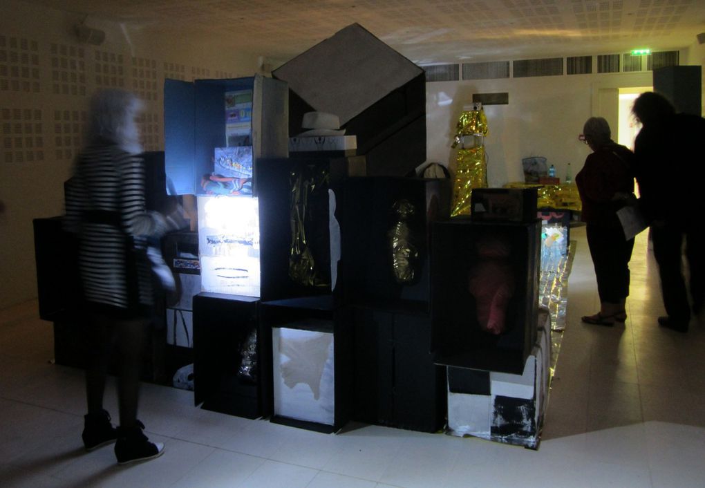 4ème Festival d'Arts Actuels  de Saint-Martin de Ré, le collectif E2A investi le sous-sol du Musée Ernest Cognacq.