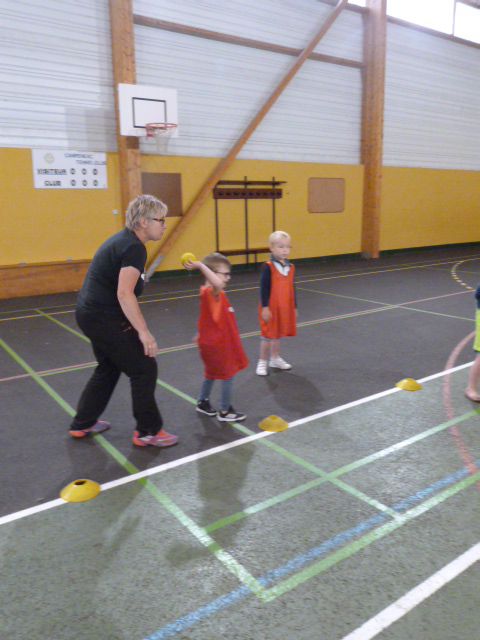 Séance de sport avec Elise en PS MS: la balle aux prisonniers