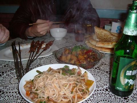 <p>Tous les plats du Sichuan et du Yunnan que nous avons eu la chance de g&ocirc;uter.&nbsp;Mais aussi des plats indiens, des sp&eacute;cialit&eacute;s du Xin jiang: la r&eacute;gion musulmane de Chine, des plats tib&eacute;tains et de l'alcool de beurre de Yach rance, du th&eacute; vert, des baozi, des brochettes...</p>