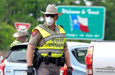 Le Texas a déployé le SWAT, un robot à bombes et une petite armée de flics pour arrêter une femme et son chien (The Intercept)