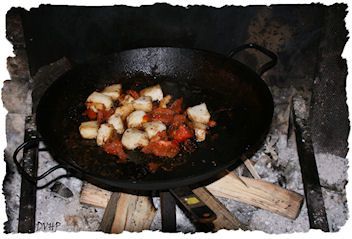 Le bois est fendu, le feu crépite dans la cheminée...
La recette est simple: Une 'Padene' à paella de l'huile d'olives,des lamelles de seiche , des tomates,des poivrons rouges et verts ,des crevettes à défaut de gambas,une goutte de Madère, de
