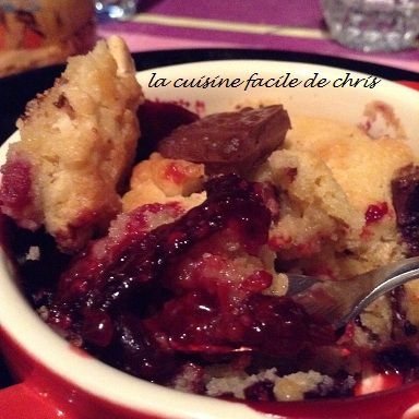 Cobbler cookie aux fruits rouges et pêches