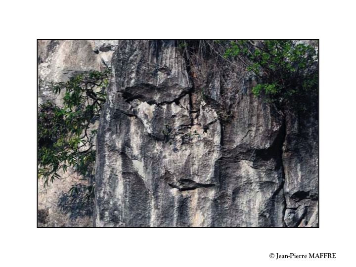 La baie Halong est l'une des merveilles les plus incroyables de la nature qui nous surprend sans cesse par ces innombrables graphismes de pierres..