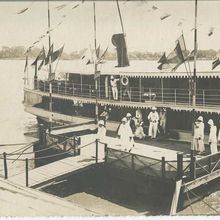 1915 Albert Sarraut inaugure à Phnom Penh les quais , l'Ecole des Arts cambodgiens et la première maternité .