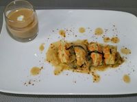 4 - Faire suer et blondir l'oignon émincé dans une poêle avec un filet d'huile d'olive, il doit devenir translucide. Y incorporer les langoustines puis l'estragon haché, saler, poivrer et laisser revenir à feu vif quelques minutes le temps que les langoustines prennent une belle couleur orangée. Faire chauffer la vodka dans une casserole, quand elle frémit la faire flamber et la verser immédiatement sur les langoustines. Disposer une couche d'oignons/estragon sur une belle assiette, déposer dessus 4 langoustines, napper délicatement avec un peu de bisque, saupoudrer votre plat de piment doux ou d'Espelette.