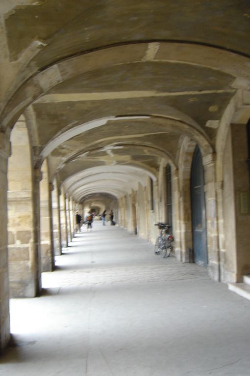 Promenade, visite de l'hôtel des Archevèques de sens, du village Saint Paul,de l'église Saint Paul,de l'ancienne église Saint Paul,  des jardins de l'hôtel de Sully, et place des Vosges, pot à la brasserie "Bourguigon"