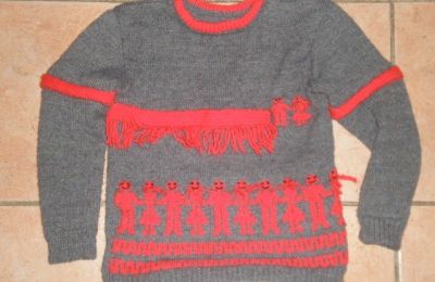 Un joyeux pull tricoté par mamie pour miss Adèle