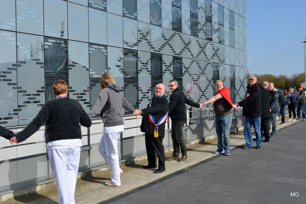 Formation de la chaîne humaine autour du Centre hospitalier de Douai - Photos : 7 avril 2018.