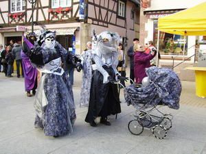 Jusqu'à 140 personnes costumées dans les rues de Rosheim. Manifestation organisée par l'association des professionnels du canton de Rosheim