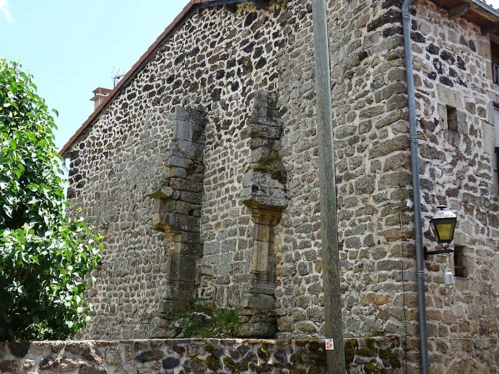 Bourg médiéval et renaissance anciennement fortifié, dominant la vallée du Haut Allier,