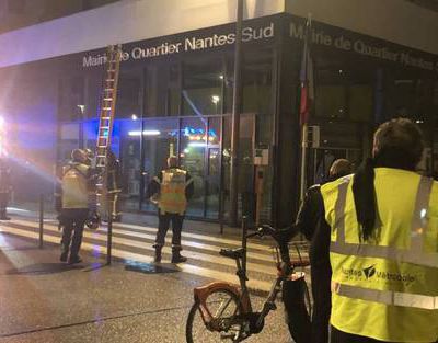 Les premières images de la mystérieuse explosion qui a touché cette nuit la mairie de quartier Nantes sud faisant sauter la porte d'entrée