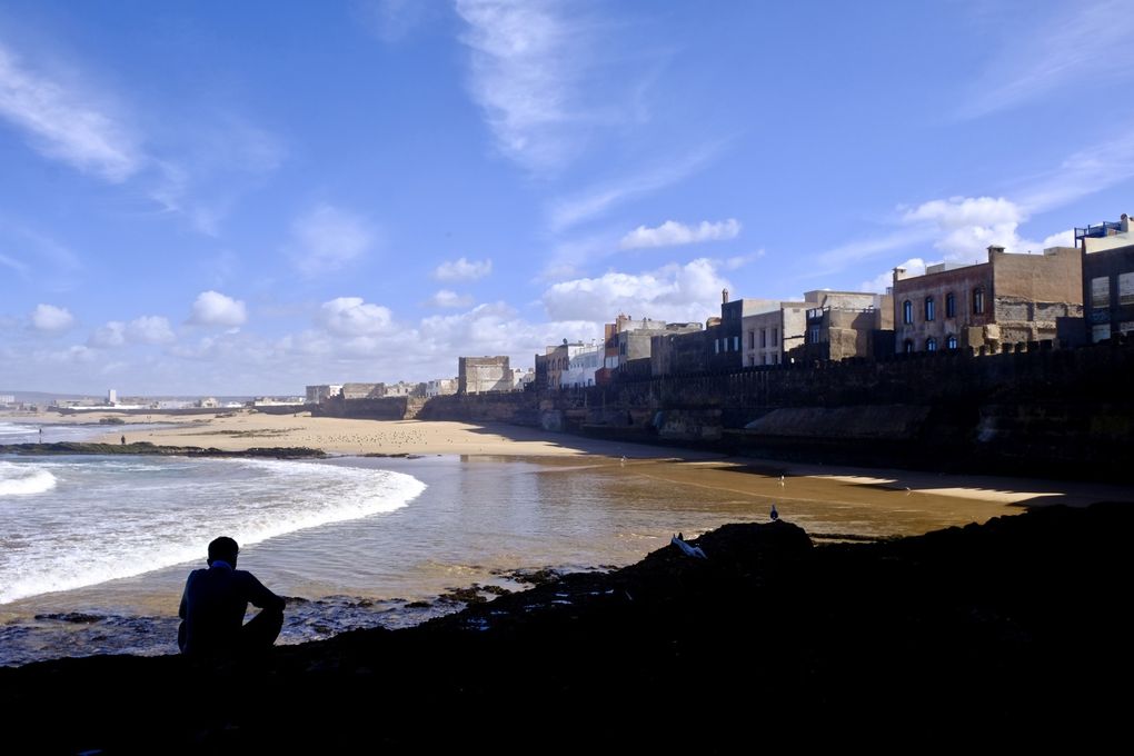 Il suffit de longer l'océan pour se laisser envouter par l'imposante masse de ces remparts....A marée basse, il faut absolument s'échapper derrière la ville et longer les rochers pour découvrir l'ambiance imposante et solennelle de ces grands monstres de pierre semblant narguer la mer et sa colère....Enfin ne loupez pas la merveilleuse lumière qui s'affale sur les remparts le soir au coucher du soleil et donne à la ville toute sa valeur spirituelle...