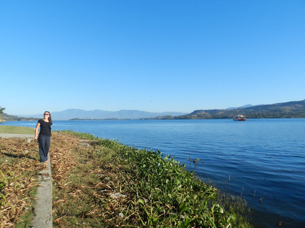 vista de la orilla del lago en Suchitoto