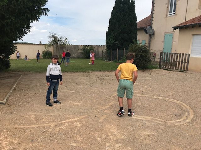 Reprise de l'école en juin et récréation à St André d'Huiriat.