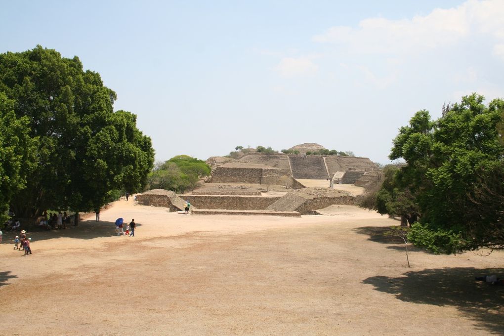 Situé sur une colline à 10 km de la ville d’Oaxaca, ce site archéologique qui aurait été fondé par le peuple olmèque a connu son apogée lors de la période zapotèque entre 200 et 600 après J.-C.