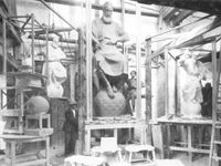 La Sagrada Família en 1915. La Sagrada Família en 1928. Saint Barnabé en cours de sculpture dans l’atelier.