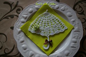 decoration de table de mariage: ombrelle pour assiette