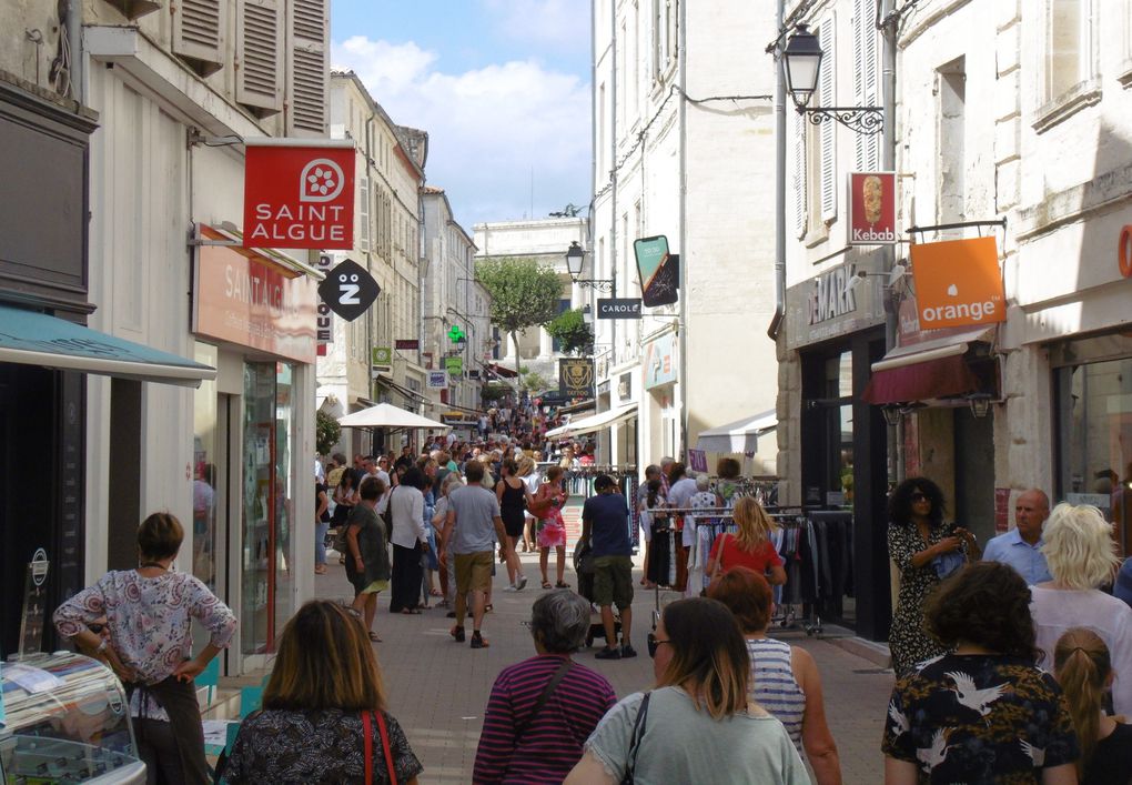 Nous quittons le centre de Saintes pour nous rendre à l'ouest de la ville de Saintes, secteur de l'ancien petit séminaire, voir du nouvel EHPAD de Recouvrance. Ainsi nous découvrons, certes en court aperçu, la nouvelle configuration de la maison diocésaine de Saintes. Coïncidence des déplacements, nous avons ramené de Poitiers une vue des travaux sur les futurs locaux de la maison diocésaine de Poitiers. Pour Saintes, le nouvel évêque fait fort en voulant donner plus d'importance à Saintes pour sa gestion épiscopale. Normal car avant la décision de Napoléon 1er de déplacer l'évéché à La Rochelle, le palais épiscopal se trouvait à Saintes où se situe actuellement la sous-préfecture. Un peu logique cette pensée de l'évêque car la ville de Saintes est très centrale dasn notre département et c'est mieux pour les circuits courts. 