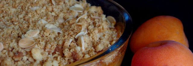 Crumble aux abricots & palets bretons