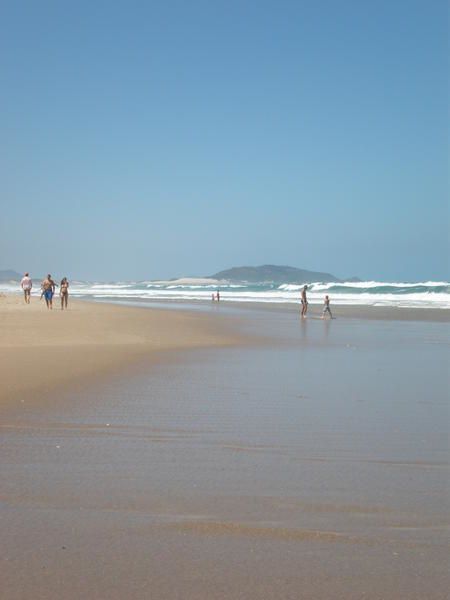 Floripa, pour les intimes, et l'Ilha de Santa Catarina : plages à perte de vue, végétation luxuriante, activités sportives, casse-croûtes sur le pouce, sieste dans le hamac... le début des vacances, ça promet pour la suite !