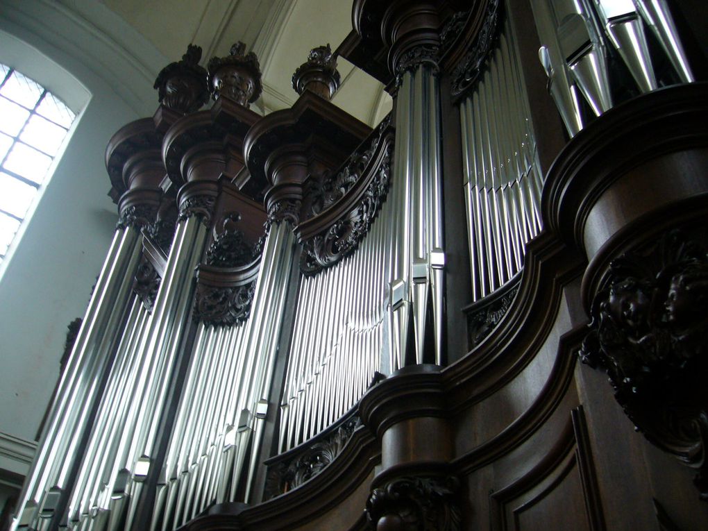 Visite de la Collégiale de Leuze, ainsi que des magnifiques grandes orgues, sous la conduite de Arnaud van de Cauter, professeur de l'académie Saint-Grégoire (Tournai). La reconstruction à l'identique de l'orgue d'origine a été financée par la