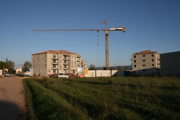 Vous trouverez dans cette album, l'avancé des travaux de la résidence. N'hésitez pas de cliquer sur les photos afin de les agrandir et d'en voir la description. 
Suite à un petit bug d'over blog, je ne peux ajouter de commentaires sous les photo