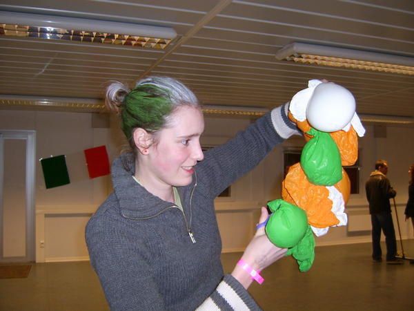 <p>Voici donc les photos de la <strong>soir&eacute;e Saint Patrick</strong> qui a eu lieu le <strong>jeudi 22 mar</strong>s &agrave; la salle BM1-08. </p>
<p>Cette soir&eacute;e fut r&eacute;alis&eacute;e <strong>en partenariat avec EVE</strong> <em>(dont on salue cette tr&egrave;s bonne collaboration).</em></p>
<p>Au programme : <em>OPEN BAR (bi&egrave;re, punch, soupe champenoise) &agrave; volont&eacute;, tirage au sort (4 cadeaux), danses (pour les plus courageux), musique...</em></p>
<p><