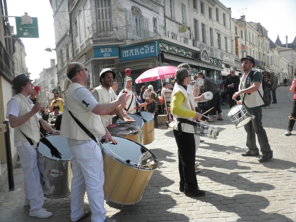 De la rue Ricard jusqu'au Marché, en rouge et et noir, Prim'ACorps suit les rythmes de ses derviches puis les percussions de Batuca Niort. Photos de Sophie!