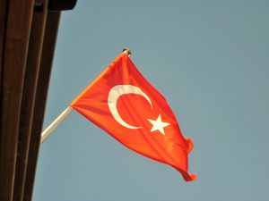 Les deux signes de la Turquie : l’œil de Fatima et le drapeau national !