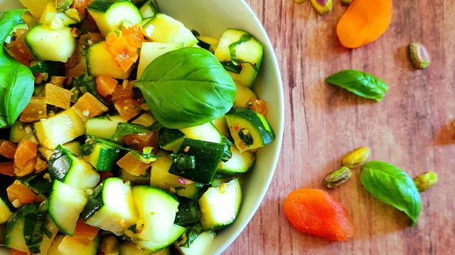 Courgettes marinées au basilic