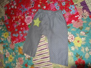 Sarouel Jun Esprit Kimono pour les petits, tissu FDS, appliqué en coton vert de chez Ideatiss