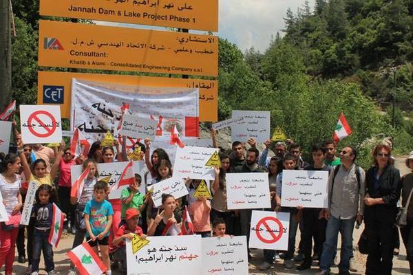 Libano : NROj manifestacias kontraŭ la danĝerojn de la baraĵo Ĵanne en la valo Nahr Ibrahim