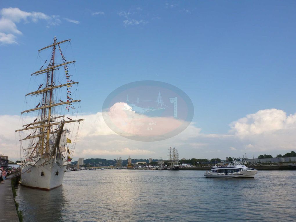 Voilà une belle expérience que de remonter la Seine et ses splendides paysages à bord d'un navire comme le Götheborg. Bienvenue à bord pour cette navigation de 6 heures !