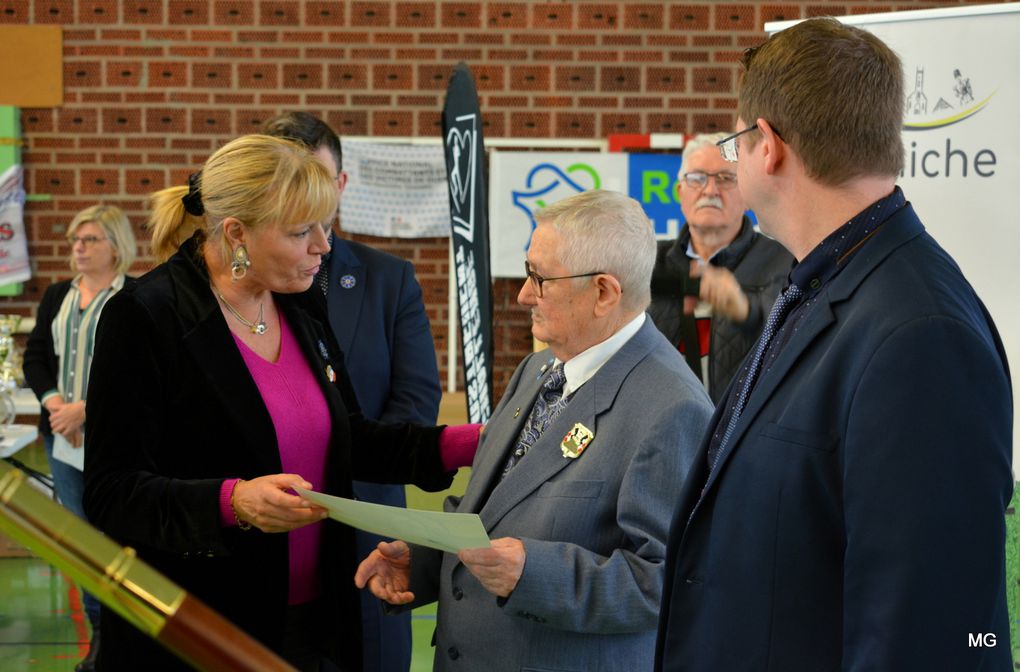 Albert Lacauve récevant l’insigne et le diplôme d’honneur de porte-drapeau pour ses 50 ans de service.