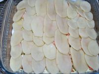 3 - dans un plat à gratin disposer successivement : une couche de pommes de terre à recouvrir avec une partie de la préparation, une couche de courgette sur laquelle vous viendrez verser une nouvelle couche de l'appareil oeuf/crème, répartir ensuite quelques écrevisses, recouvrir d'une couche de pommes de terre avec un peu d'appareil, puis à nouveau des rondelles de courgette parsemées d'écrevisses avec un peu de préparation, finir enfin avec une dernière couche de pommes de terre et le reste de l'appareil. Garder quelques écrevisses pour la décoration après cuisson du plat. Enfourner pour 40 à 45 m th 6,5 (200°) en surveillant. Le gratin doit être bien doré et fondant.  