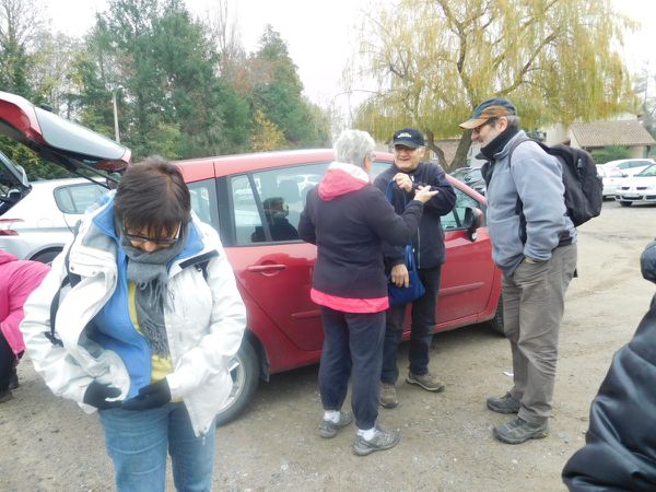 Regroupement sur le parking des puces à ST Marcellin. Même le Président a fait faux-bond à la grande marche.