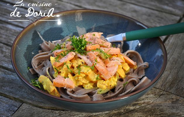 Saumon sauce curcuma et tagliatelles au sarrasin et blé tendre