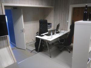 Dans la seconde et dernière salle du studio, qui est normalement le "bureau" du CEO, et aussi la cuisine, et que j'occupe pour l'instant (de toute façon il est plus souvent sur le canapé, comme en témoigne la présence de son ordinateur portable).