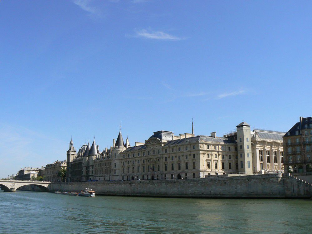 De nombreux bateaux naviguent (ou pas) sur la Seine pour les balades, le commerce et le transport industriel