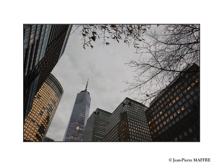 Déambuler le jour dans les rues de New York nous fait découvrir de nombreuses facettes de cette ville à l'architecture saisissante.