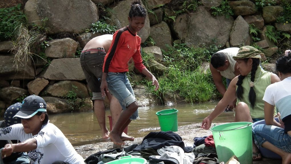 Ampasimbe RN2. Chez les Malgaches, il est de coutume, dans la semaine après le décès d'un proche, de laver le linge (habits, linge de maison). Photos : Jeannot Ramambazafy