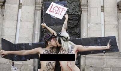 São Paulo : Les LGBT attaquent clairement le christianisme lors de la gay pride