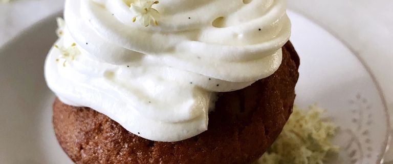 Cupcakes aux fleurs de sureau et au fudge caramel