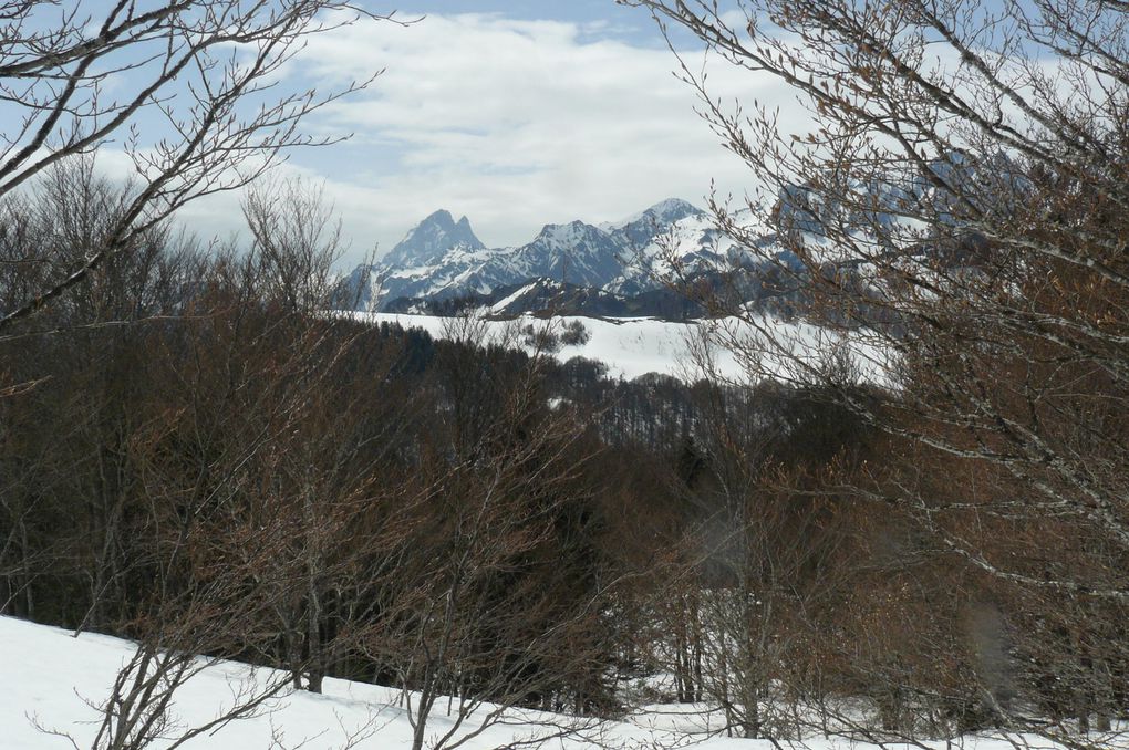 L'Ossau, toujours lui, montre son nez à l'horizon ....