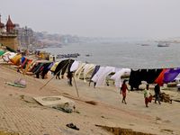 J'ai adoré cette série, ces draps qui symbolisent la langueur et les couleurs des ghats