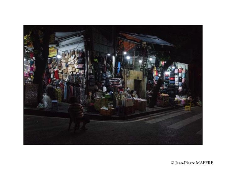 La nuit, dans la "rue des Occidentaux" de Hanoï, des mini concerts en plein air sont souvent organisés.